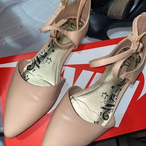 Nude pointed flats